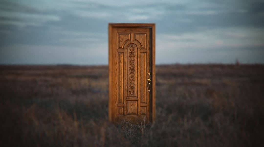 Lo viral llena la puerta. La marca es la razón para volver.