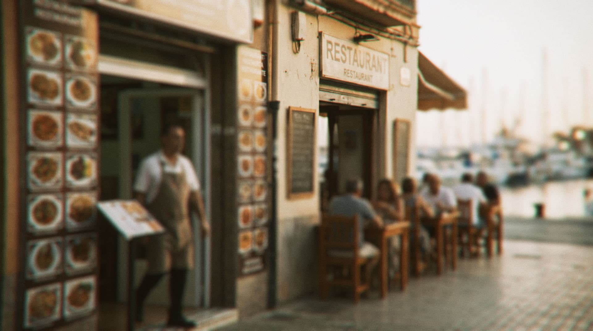 Turistas o locales: la decisión que define tu restaurante